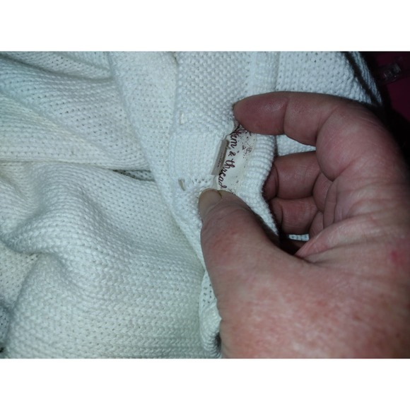 Hem & Thread White open weave hi lo v neck sweater size Medium - Picture 4 of 4